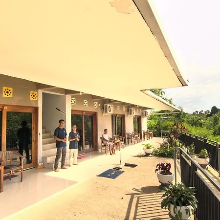 Hotel Bonne Nuit Labuan Bajo Esterno foto