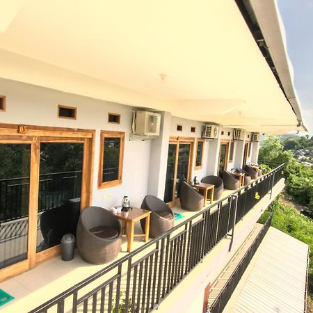 Hotel Bonne Nuit Labuan Bajo Esterno foto