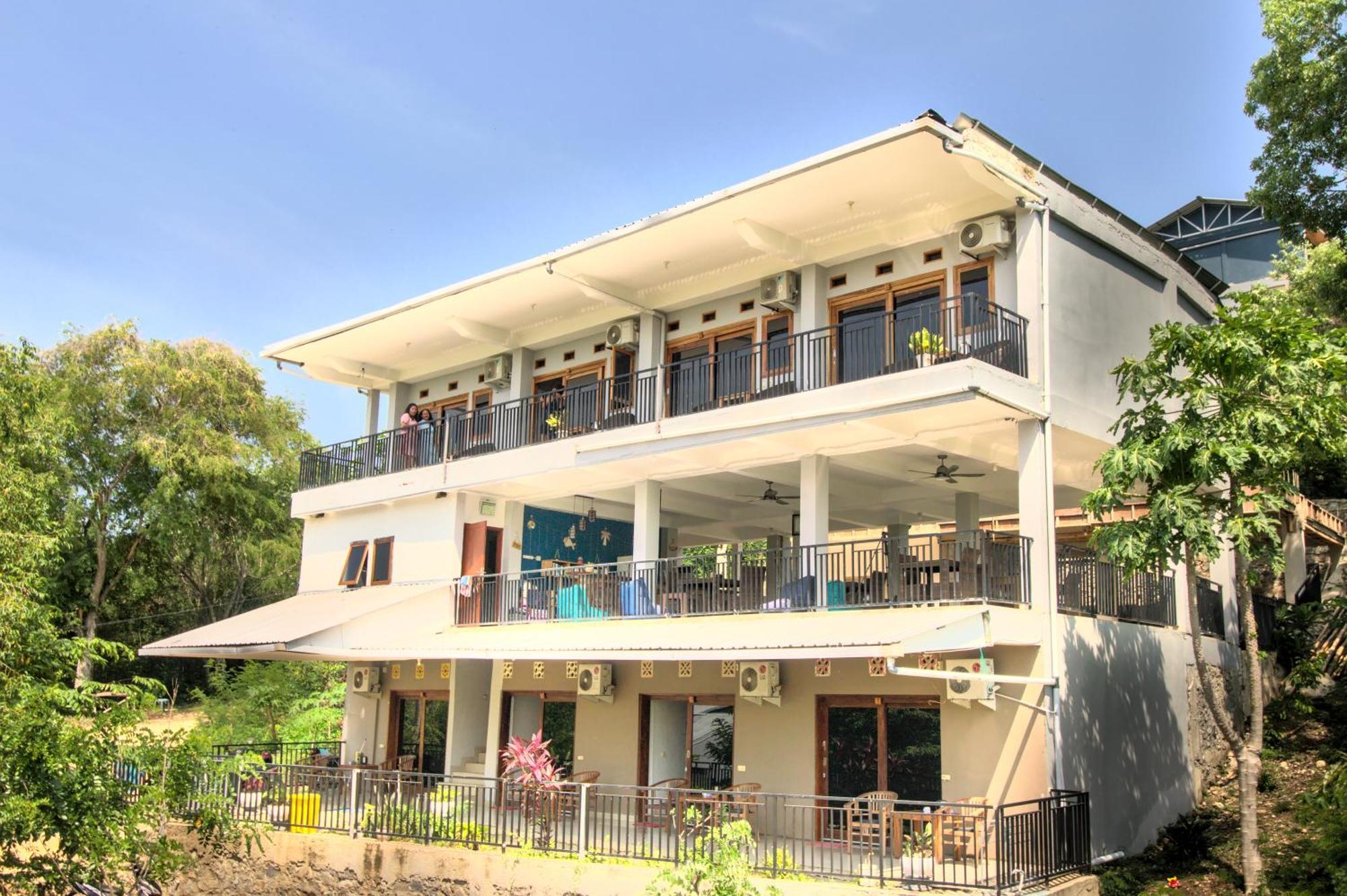 Hotel Bonne Nuit Labuan Bajo Esterno foto