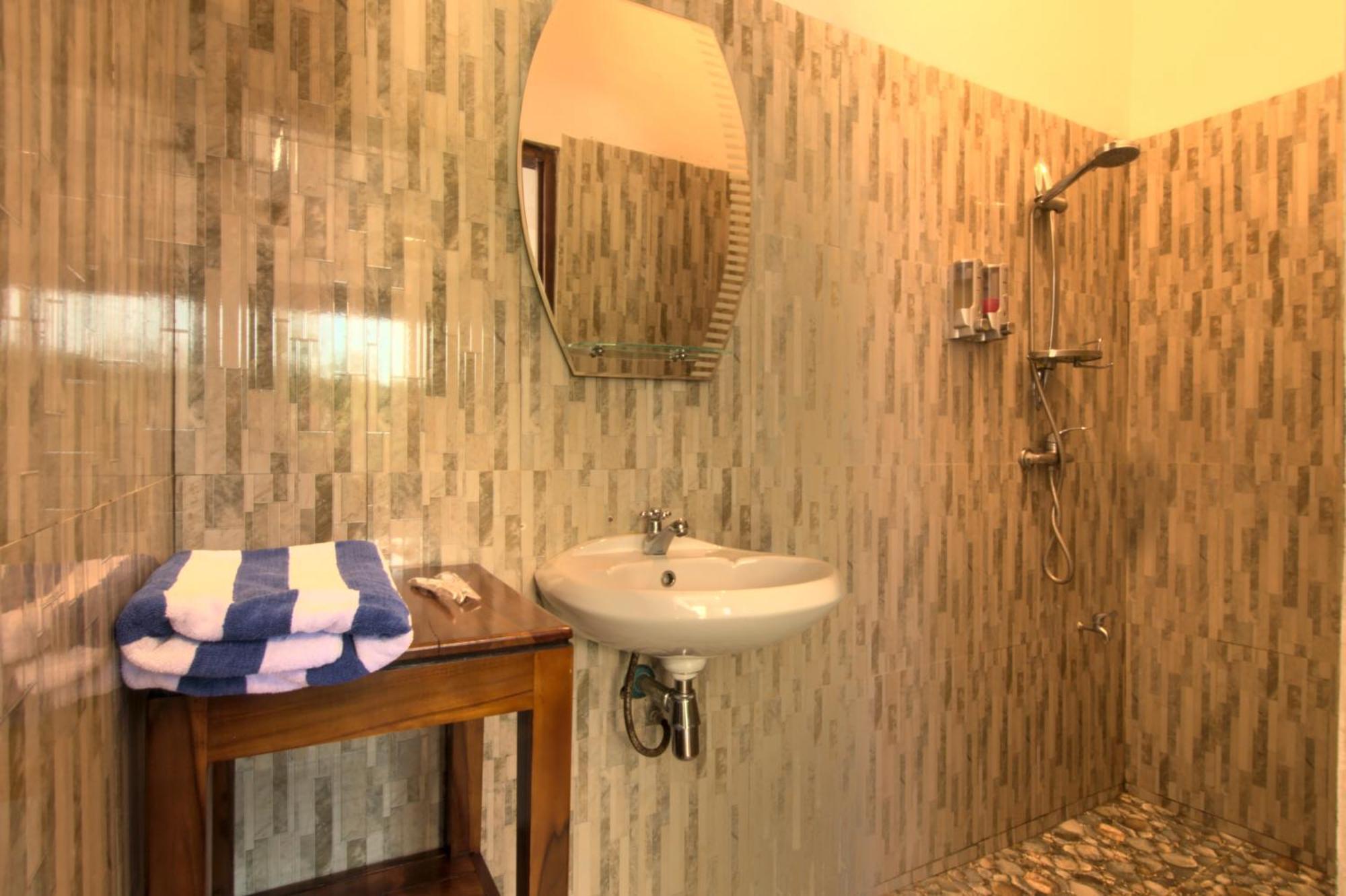 Hotel Bonne Nuit Labuan Bajo Esterno foto