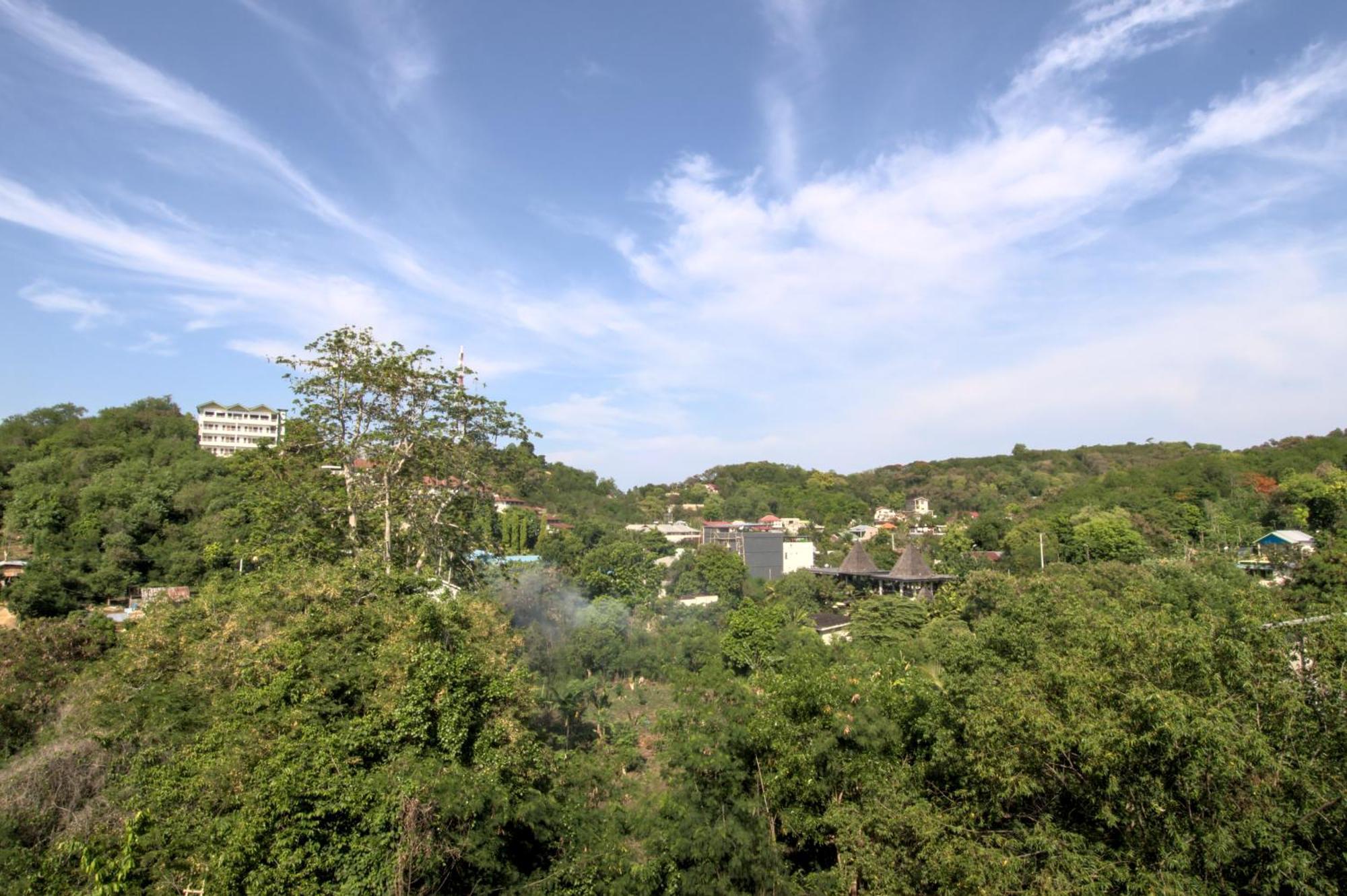 Hotel Bonne Nuit Labuan Bajo Esterno foto